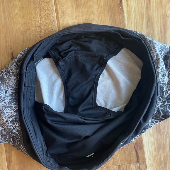 Lululemon 4” shorts - size 8 - Picture 5 of 5